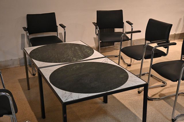 Unterschiedlich gestaltete Tische mit Marmorintarsien, Extraanfertigungen der berühmten Münchner Werkstätten