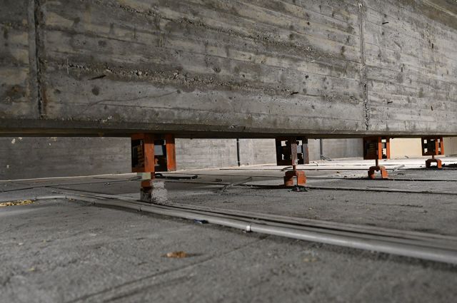 Entkoppelte Haus-im-Haus-Konstruktion, federnd aufgehängt wie in der Elbphilharmonie