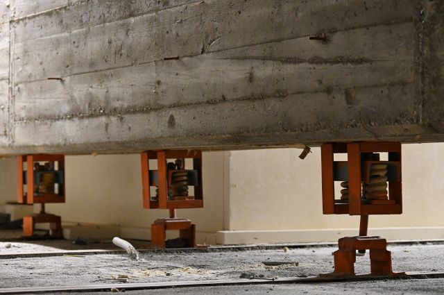 Entkoppelte Haus-im-Haus-Konstruktion, federnd aufgehängt wie in der Elbphilharmonie