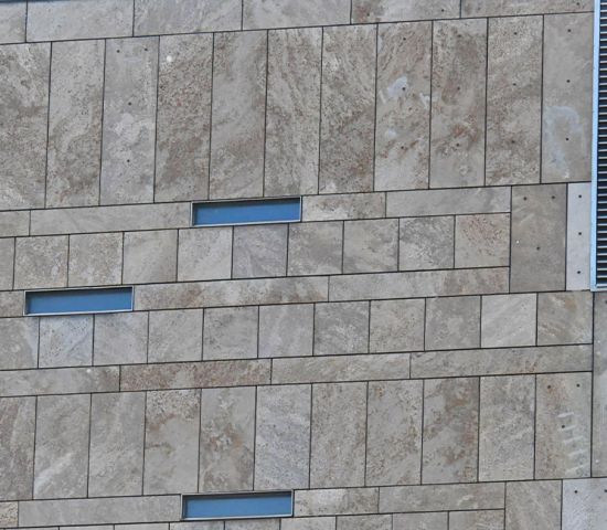 Fassade: Muschelkalkplatten frei aufgehängt mit offenen Fugen