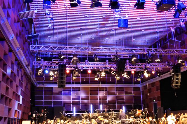 Kinderkonzert mit Blick auf die Plexiglasdecke im Studio 1