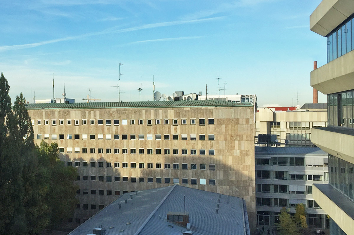 BR Studiobau, Hofseite, mit Muschelkalkplatten verkleidet