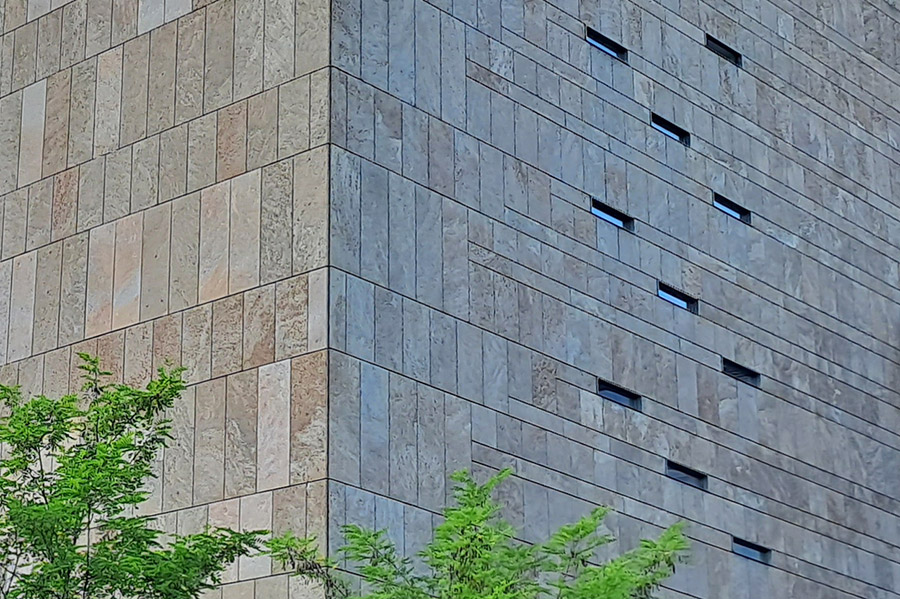 BR Studiobau - Fassade: Muschelkalkplatten frei aufgehängt mit offenen Fugen